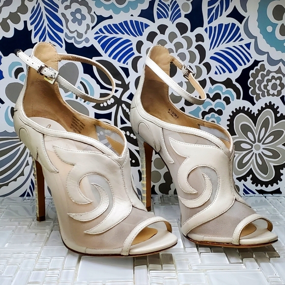 Brian Atwood size: 6.5 color: cream
